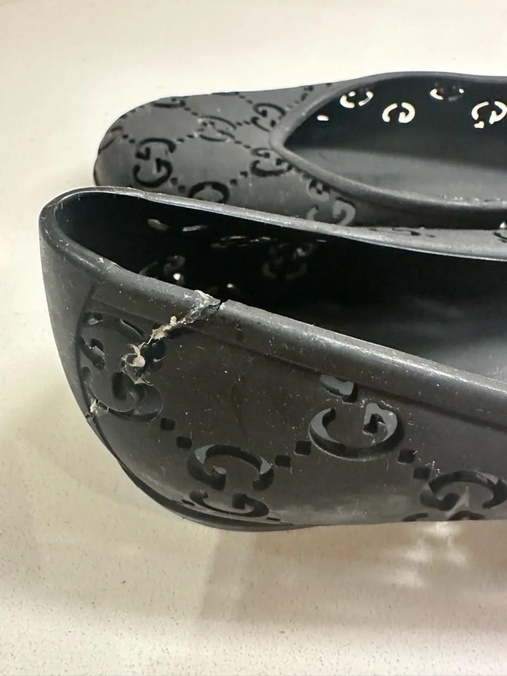 Gucci Black Rubber Flats Size 5 ( Left back Cracked, No Problem With Walk) - Picture 3 of 4